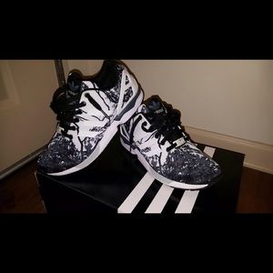 Adidas tennis shoes size 9 in women's