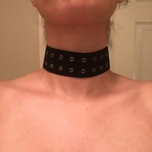 Black hole thick choker