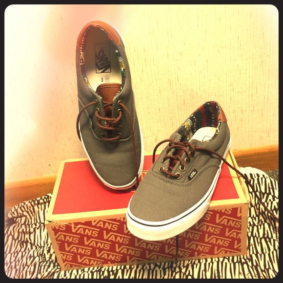 New Vans of the wall sneakers, unisex.
