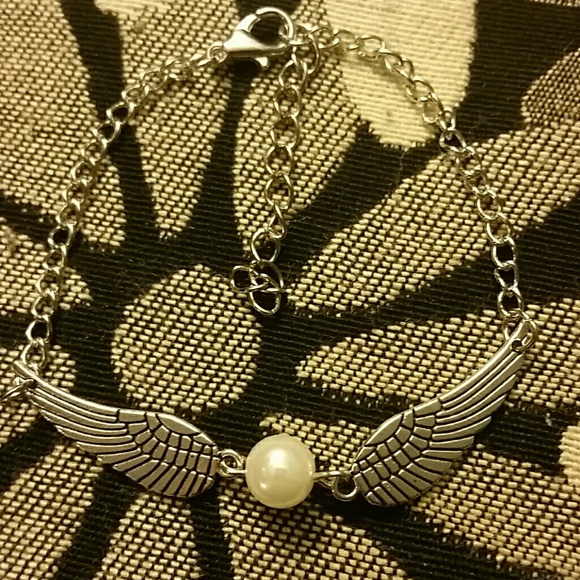 Harry Potter Snitch Bracelet - Picture 2 of 4