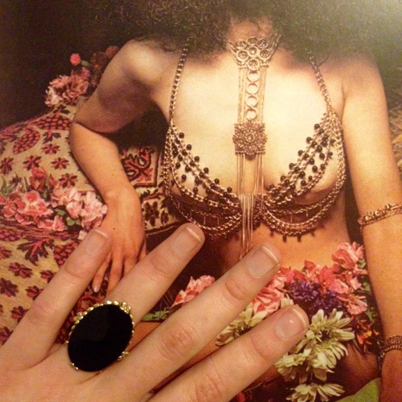 Glamorous 10K Yellow Gold Floral Onyx Ring