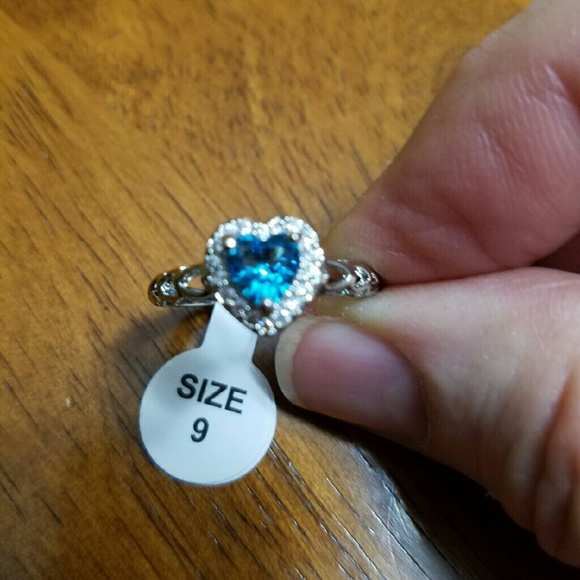Ring blue heart shaped topaz /white topaz accent - Picture 3 of 4
