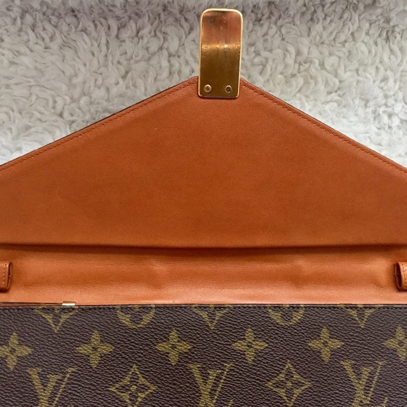 Louis Vuitton Clutch.❤️❤️❤️ - Picture 2 of 3