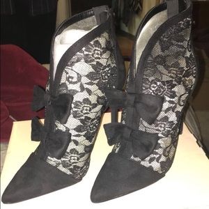 NEVER WORN lace heels