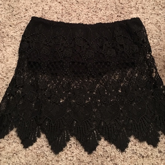 Black staples lace top - Picture 3 of 3