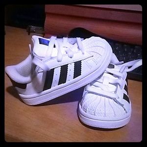Adidas superstars