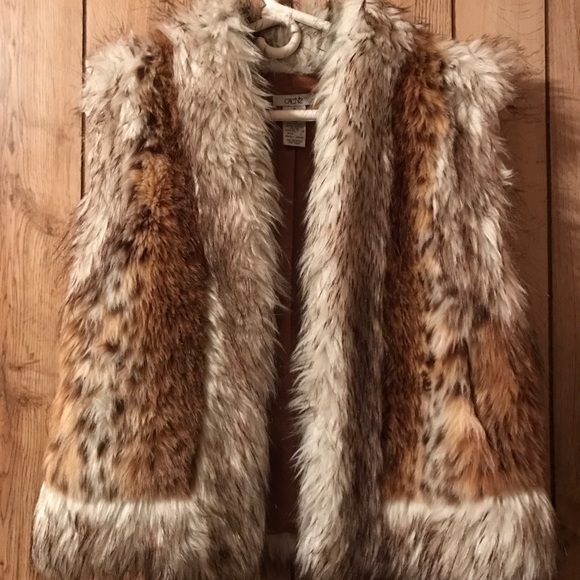 Cache faux fur vest