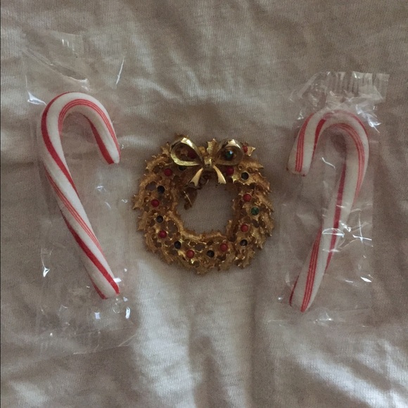 RARE vintage wreath pin