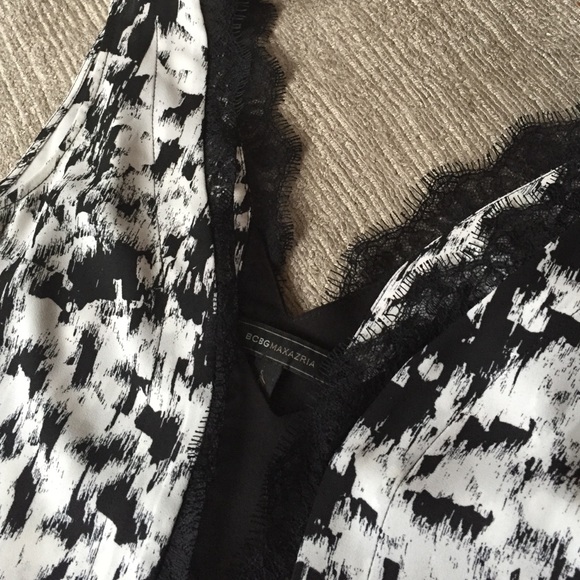 Beautiful Lace edged sleeveless top BCBG Maxmara. - Picture 2 of 4