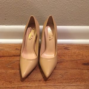 Nude pumps, never been worn
