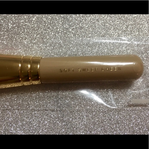 BareMinerals Soft Sweep Cheek Brush - Picture 3 of 4