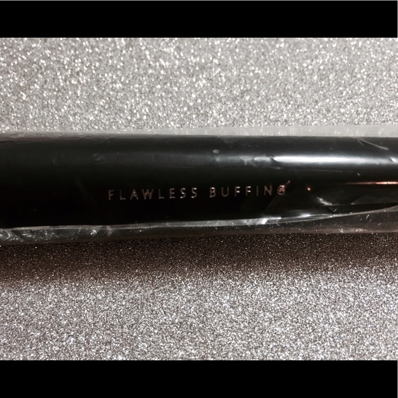 BareMinerals Flawless Buffing Brush NEW - Picture 3 of 4