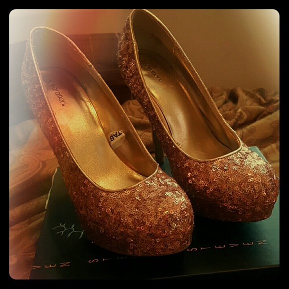 Blush/rose gold sequin platform pumps! ????