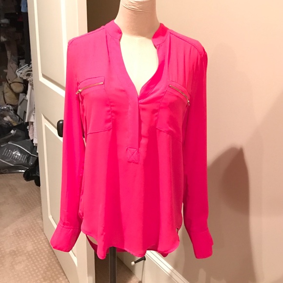 Cute red top!