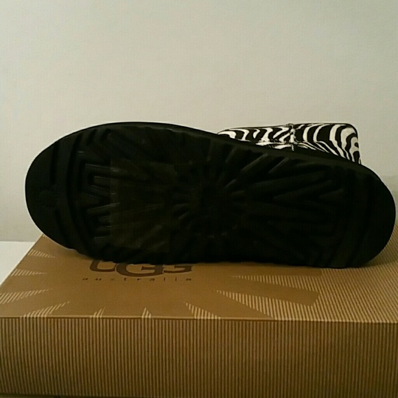 NWB Ugg women's Classic Short Exotic Zebra sz 7 - Picture 2 of 4