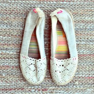 😍CREAM WOVEN FLATS