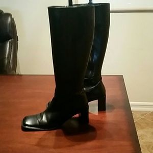 Via Spica Boots, like new 2 1/2 " heel. Side zip.