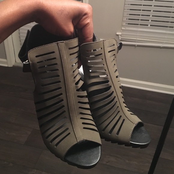 NWOT Hunter Green Heels - Picture 2 of 4