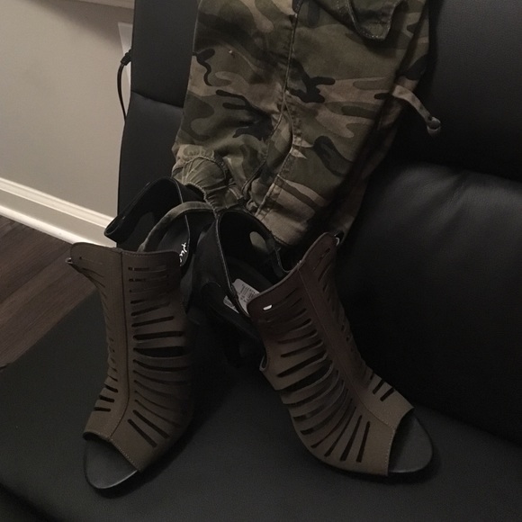 NWOT Hunter Green Heels - Picture 3 of 4