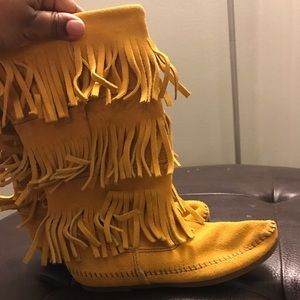 Mustard/Yellow Minnetonka Moccosin Fringe boots!!
