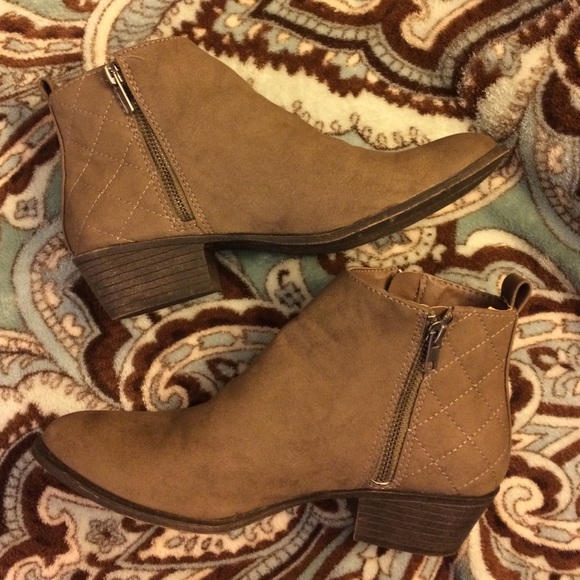 Madden girl light tan ankle boots size 6 Euc!