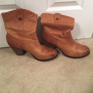 Short cowboy boots