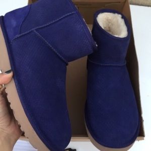 UGG mini scale blue