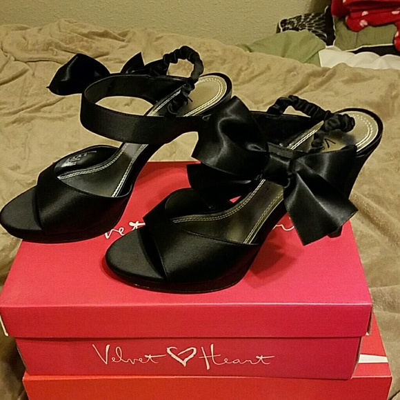 Heels with a cute bow - Picture 1 of 4