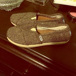 Girls warm and fuzzy toms shoes