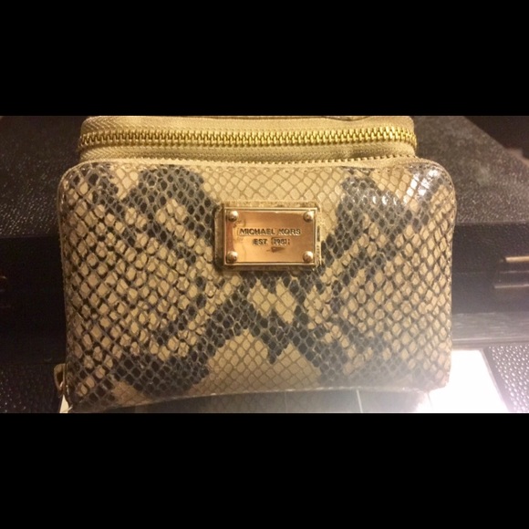 ✨Michael Kors Snakeskin mini wallet✨