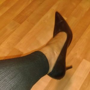Black pumps