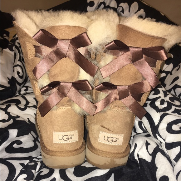Size 8 women's UGG Bailey Bows!!