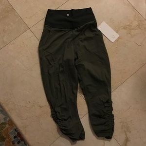 NWT LuLuLemon Sunset Salutation Crop Pants size 4