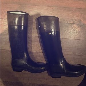 Like New condition Hunter rain boot size 8
