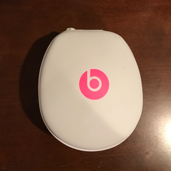 Hot pink Beats mixr