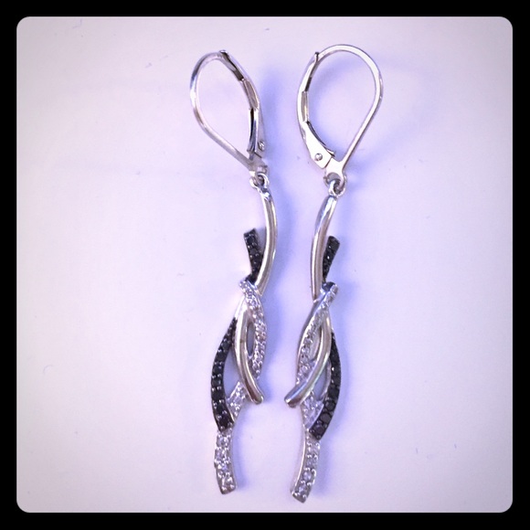 ⬇️SALE 💲Zales White and Black diamond earrings!!
