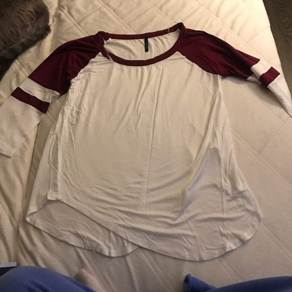 New. Super soft quarter sleeve shirt. Size small
