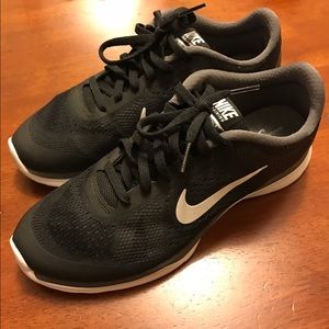 Black Nike tennis shoes