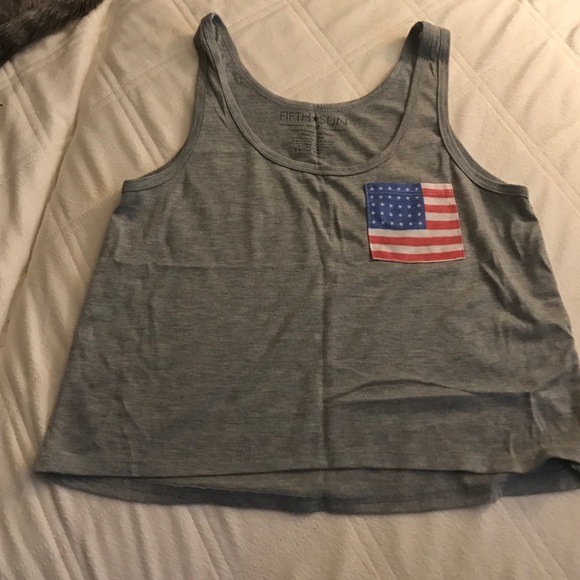 New belly crop top. Size small.