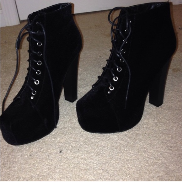 Lace up black booties 💕