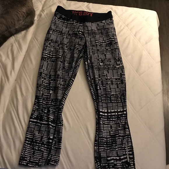 New Nike cropped leggings. Size small