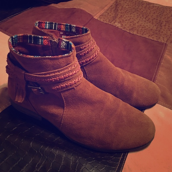 Minnetonka ladies size 9.5 Booties