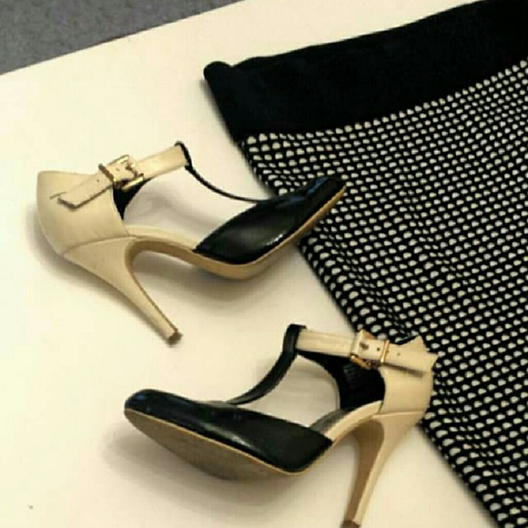 Black & White VICTORIA'S SECRET T-STRAP PUMP SHOES - Picture 1 of 1