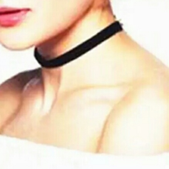 Black velvet choker