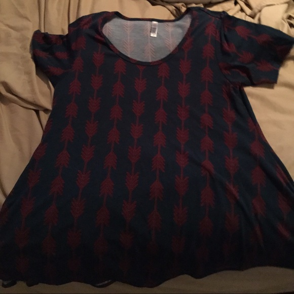 Medium LuLaRoe Perfect tee