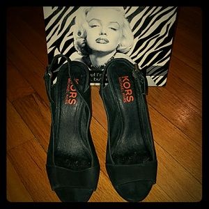 Vintage - Michael Kors Open toe sandal!