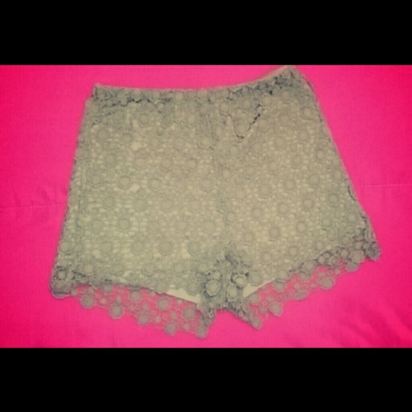 Size M High-Wasted Lace Shorts