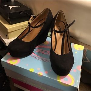 Black Wedges