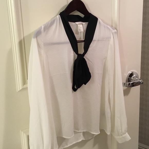 NWOT h&m black and white essential blouse