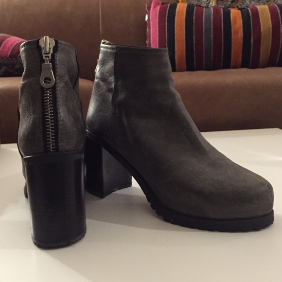 Cult favorite Minimarket Embla sold out grey boots - Picture 3 of 4
